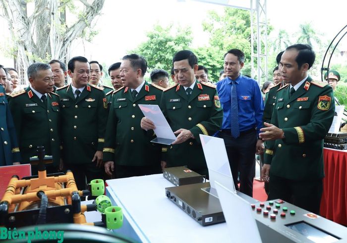 Đại tướng Phan Văn Giang, Đại tướng Nguyễn Trọng Nghĩa cùng các đại biểu tham quan mô hình, sáng kiến tiêu biểu của tuổi trẻ Quân đội. Ảnh: Ngọc Lâm