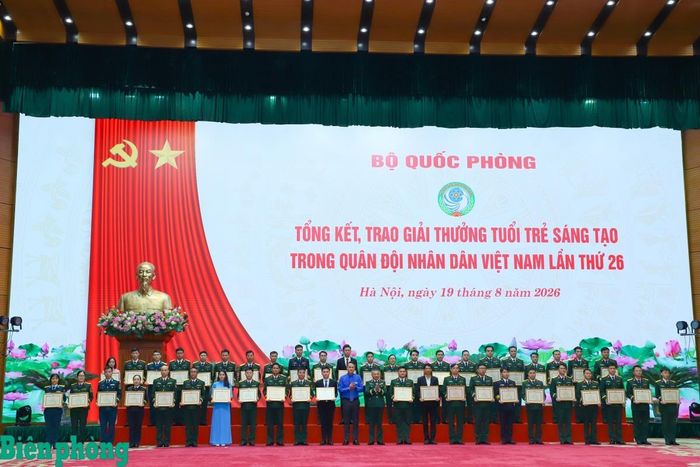 Thượng tướng Lê Quang Minh, Phó Chủ nhiệm Tổng cục Chính trị Quân đội nhân dân Việt Nam cùng đại diện lãnh đạo Trung ương Đoàn Thanh niên Cộng sản Hồ Chí Minh trao chứng nhận cho đại diện tác giả, nhóm tác giả đoạt giải Nhì. Ảnh: Ngọc Lâm