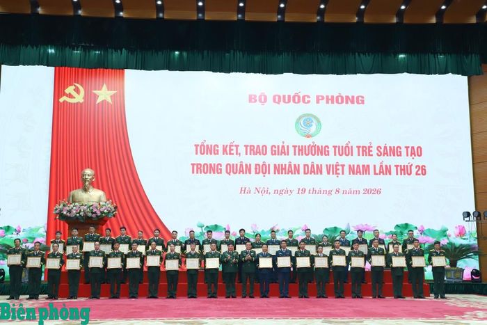 Lãnh đạo các đơn vị trao chứng nhận cho các tác giả, nhóm tác giả đoạt giải Ba. Ảnh: Ngọc Lâm