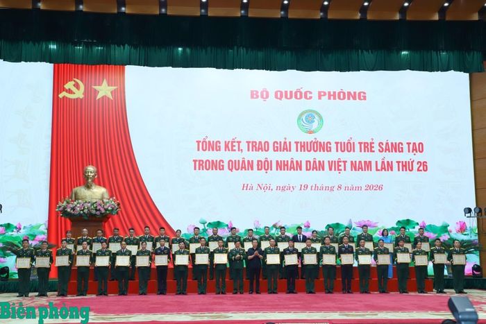 Trung tướng Lê Văn Hướng, Phó Tổng Tham mưu trưởng Quân đội nhân dân Việt Nam và lãnh đạo Ban Tuyên giáo Trung ương trao chứng nhận cho đại diện tác giả, nhóm tác giả đoạt giải Nhì. Ảnh: Ngọc Lâm
