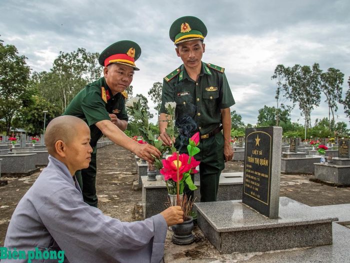 Sư cô Tuệ Hạnh thắp hương và đọc bài Văn chiêu hồn liệt sĩ. Ảnh: Lê Văn Chương