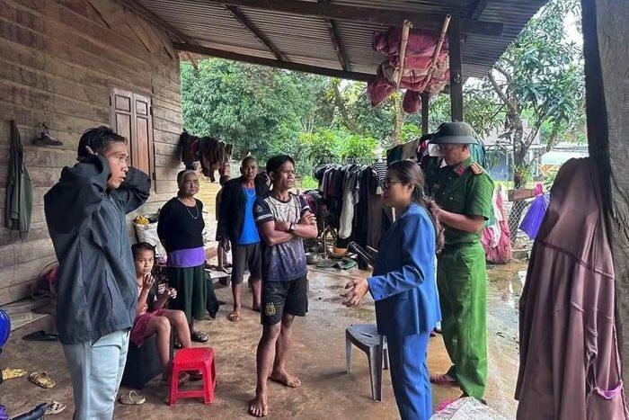 Lực lượng chức năng tuyên truyền 2 hộ dân ra khỏi khu vực có nguy cơ sạt lở (ảnh UBND xã)