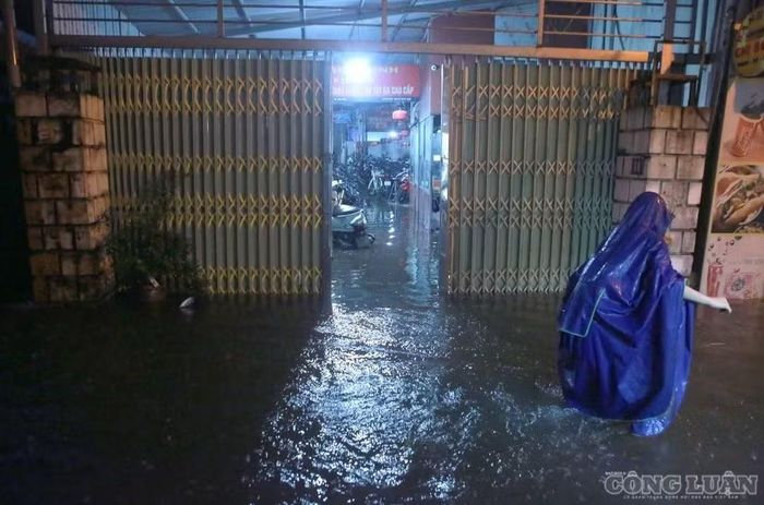 Nước tràn vào 1 cửa hàng xe máy sau khi mưa lớn.