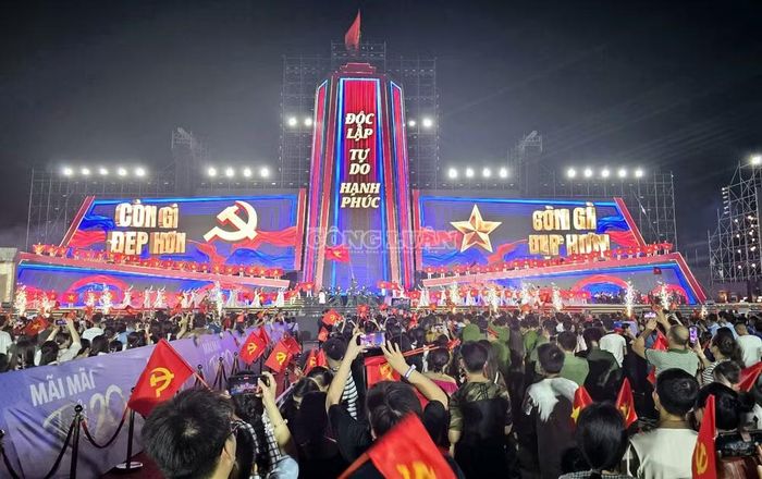 Không khí lễ hội bùng nổ với các chương trình nghệ thuật quy mô lớn chính là điểm nhấn sức hút, hứa hẹn mang đến vô vàn trải nghiệm mãn nhãn cho du khách trong dịp Thu Đông này.