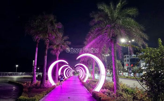 Tuyến đường bao biển bên bờ vịnh di sản lung linh sắc màu về đêm sẽ là tâm điểm các sự kiện kích cầu du lịch và chào mừng các sự kiện trọng đại của tỉnh.