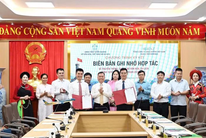 Đại diện Sở Văn hóa, Thể thao và Du lịch tỉnh Tuyên Quang và Trung tâm Heritage thực hiện ký kết biên bản ghi nhớ hợp tác. Ảnh: SVHTTDLTQ