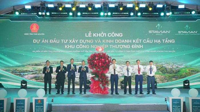 Tỉnh uỷ - HĐND - UBND - UBMTTQVN tỉnh Thái Nguyên tặng hoa chúc mừng tại sự kiện.