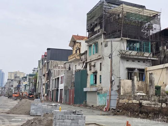 Lãnh đạo TP Hà Nội yêu cầu xử lý triệt để những tồn tại về kiến trúc, cảnh quan hai bên tuyến, đặc biệt là tình trạng nhà "siêu mỏng, siêu méo", bảo đảm diện mạo khu vực khang trang, đồng bộ khi đưa dự án vào khai thác.