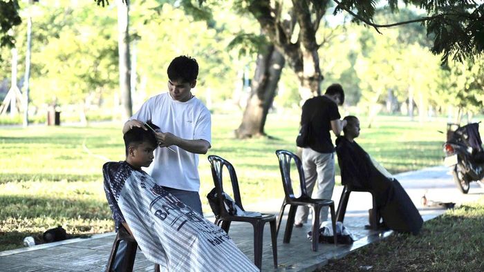 Góc cắt tóc giản dị với vài chiếc ghế nhựa và bộ dụng cụ nghề tóc. (Ảnh: Nhật Quân)
