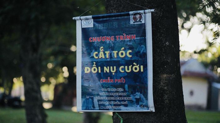 Tấm băng rôn với thông điệp “Cắt tóc đổi nụ cười”. (Ảnh: Nguyễn Quý)