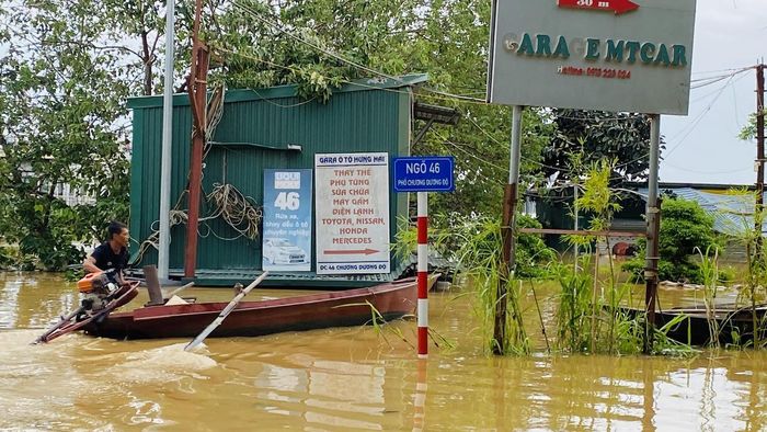 Người dân vận chuyển đồ đạc khỏi nơi bị ngập trong trận bão năm 2024. Ảnh: Ngọc Nga