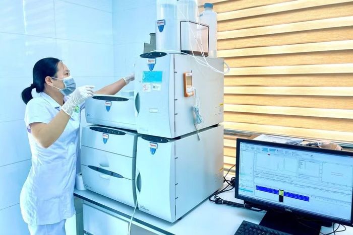 Cán bộ CDC Quảng Ninh thực hiện phân tích các chỉ tiêu chất lượng nước.