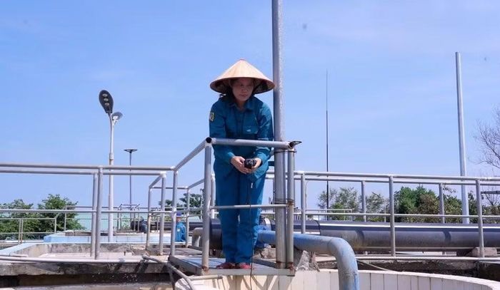 Công nhân Xí nghiệp nước Móng Cái kiểm tra chất lượng nước trong quá trình xử lý.