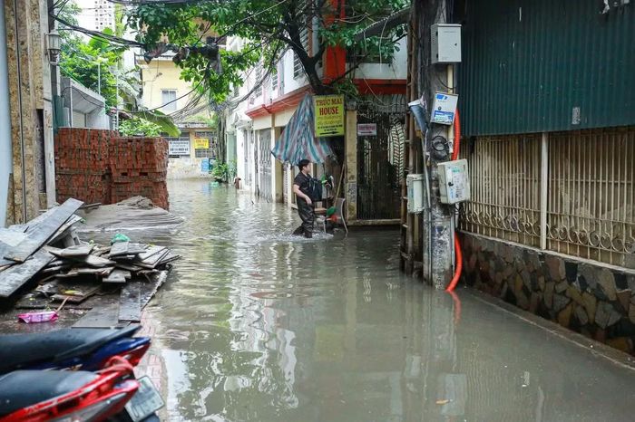Ngập sâu sau mưa lớn tại khu vực Giang Văn Minh