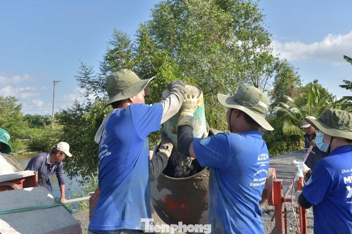 Các bạn cố gắng đẩy nhanh tiến độ để hoàn thành sớm con đường phục vụ người dân.