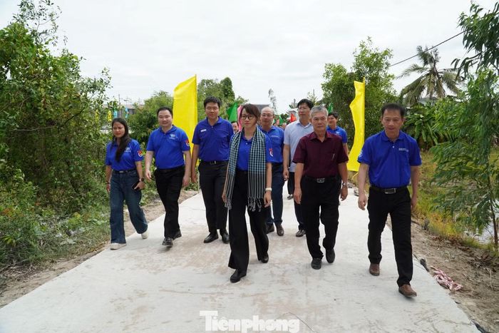 Lãnh đạo Nhà trường và tỉnh Đồng Tháp đi trên con đường mang thương hiệu "Bách khoa". Ảnh: Hòa Hội