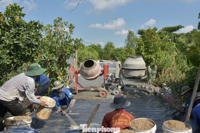 Con đường ngổn ngang cát đá được sinh viên hỗ trợ làm khang trang.