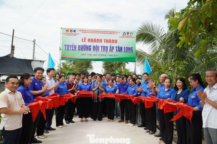 Sau gần 1 tháng trời vất vả, các bạn sinh viên cũng đã hoàn thành tuyến đường hơn 2km trên địa bàn xã Tân Dương.