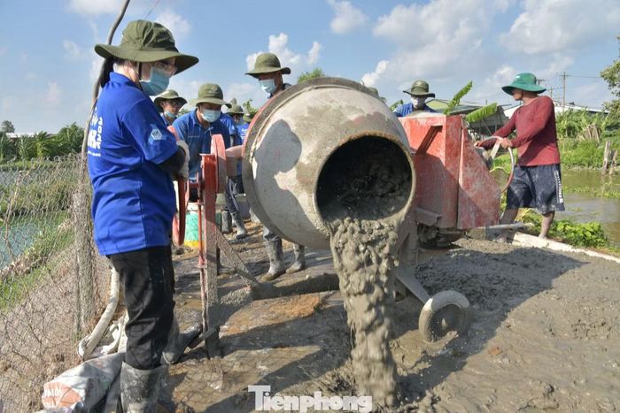 Thạc sĩ Phan Thị Thanh Hương - Giảng viên bộ môn Lý luận Chính trị, Khoa Khoa học Ứng dụng đứng cối trộn bê tông suốt 3 mùa chiến dịch tình nguyện hè tại Đồng Tháp.