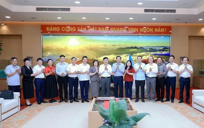 Bí thư Tỉnh ủy Lào Cai Dương Quốc Huy và PGS.TS Hoàng Văn Hùng - Bí thư Đảng ủy, Giám đốc Đại học Thái Nguyên trao tặng quà và chụp ảnh lưu niệm.