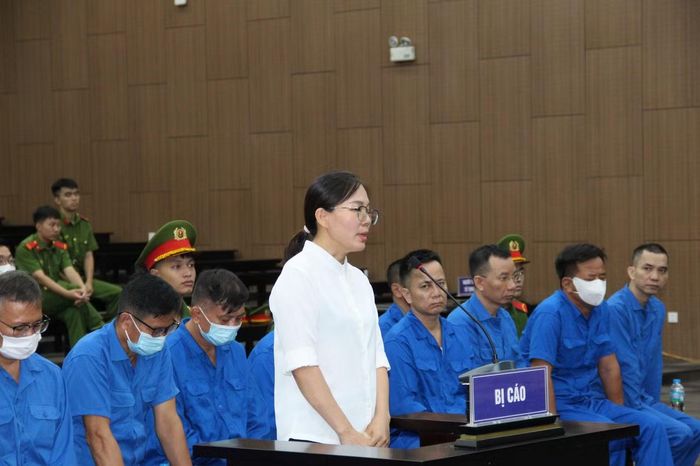Một bị cáo đại diện nhóm doanh nghiệp trả lời xét hỏi.