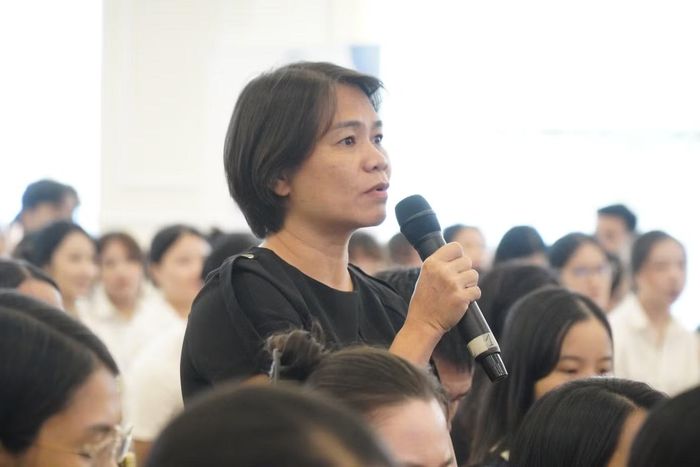 Đại diện doanh nghiệp phát biểu.