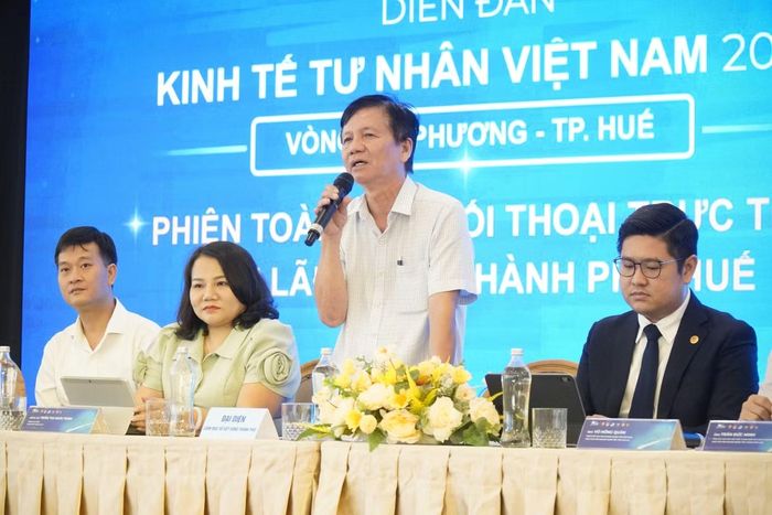 Đại diện lãnh đạo sở, ngành TP. Huế giải đáp những thắc mắc của doanh nghiệp.