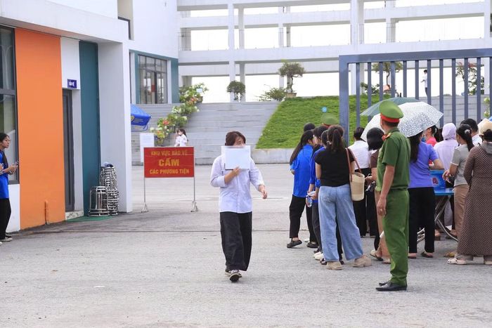 Thí sinh dự đợt thi lại tốt nghiệp THPT tại trường chuyên Tuyên Quang hôm 14 -15/8. (ảnh: Thành Đạt)