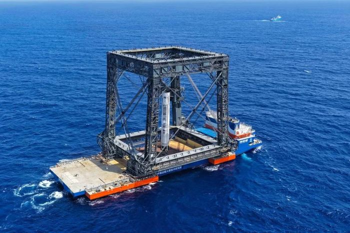 Thu hồi thành công tầng thứ nhất của tên lửa đẩy Trường Chinh-10B trên bệ nổi trên biển. Ảnh: Xinhua.