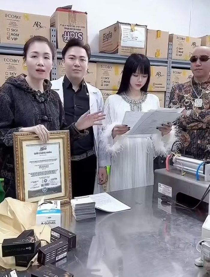 "Cô giáo Hương" cùng Phú Lê quay clip về nơi sản xuất các mặt hàng như Loramen. Ảnh chụp màn hình.