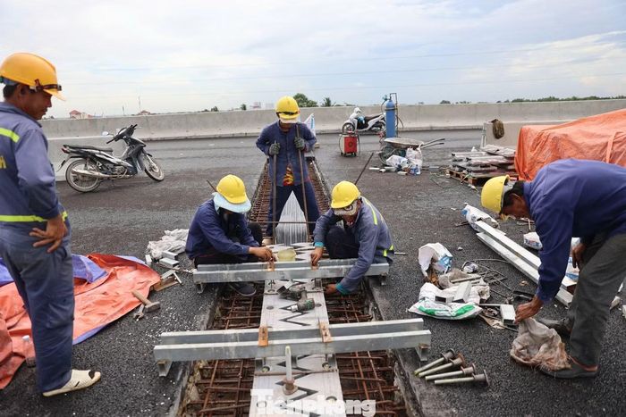 Công nhân tất bật thi công tại công trường.