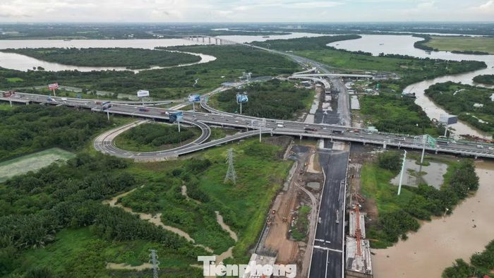 Đoạn Vành đai 3 trên cao kết thúc tại nút giao cao tốc TPHCM - Long Thành, các nhịp cầu đã kết nối, đang thi công các nhánh dẫn vào cao tốc và cầu Nhơn Trạch. Nút giao gồm cầu vượt và 4 nhánh rẽ, kết nối với cao tốc Bến Lức - Long Thành, là một trong 6 nút giao lớn trên toàn tuyến.