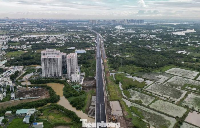 Đoạn Vành đai 3 trên cao qua khu đô thị Vinhomes Grand Park, TPHCM, đang hoàn thiện những hạng mục cuối, dự kiến thông xe đoạn từ nút giao Tân Vạn đến cầu Nhơn Trạch vào ngày 30/9.