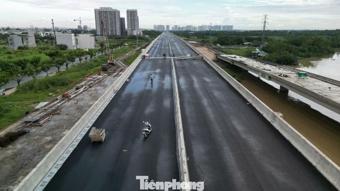 Hiện tường chống ồn trên Vành đai 3 TPHCM mới được lắp đặt một bên, theo hướng từ nút giao Tân Vạn đến cầu Nhơn Trạch. Phần còn lại sẽ được triển khai ở giai đoạn 2, khi tuyến được mở rộng lên 8 làn xe cao tốc trong giai đoạn 2026-2030.