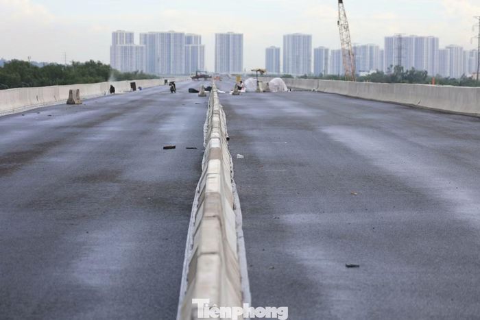Gần 15 km Vành đai 3 trên cao đã hoàn thiện nhiều hạng mục. Tuyến lần đầu áp dụng mặt đường nhựa rỗng, giúp thoát nước nhanh, hạn chế ngập và bắn nước khi trời mưa. Sau khi hoàn thành, tuyến có 4 làn xe, rộng 21,5 m ở đoạn có làn dừng khẩn cấp và 19,5 m ở đoạn thông thường.