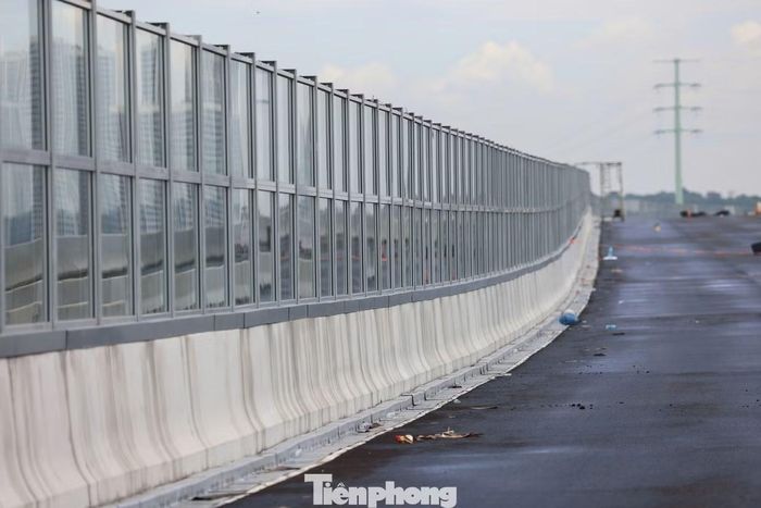 Đáng chú ý là hệ thống tường chống ồn dài khoảng 9 km đã được hoàn thành. Toàn tuyến lắp khoảng 9.130 tấm, tổng diện tích 18.260 m². Các tấm cao khoảng 4 m, được làm từ nhựa đặc chủng và khung nhôm.