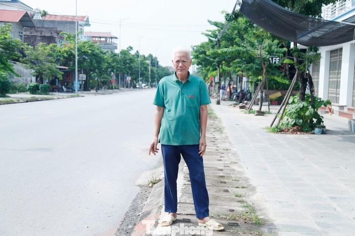 Ông Bình còn vận động người dân cùng hiến đất.