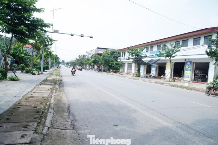 Từ ông Bình, hơn 300 hộ dân ở xã Tân Yên dọc Quốc lộ 17 đã hiến đất mở rộng đường. Ảnh: Nguyễn Thắng
