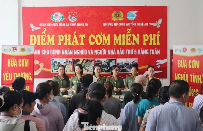 Hơn 100 suất cơm nóng được cán bộ, hội viên Hội Phụ nữ Công an tỉnh Nghệ An chuẩn bị để trao tặng bệnh nhân, người nhà bệnh nhân vào trưa thứ 6 hàng tuần.
