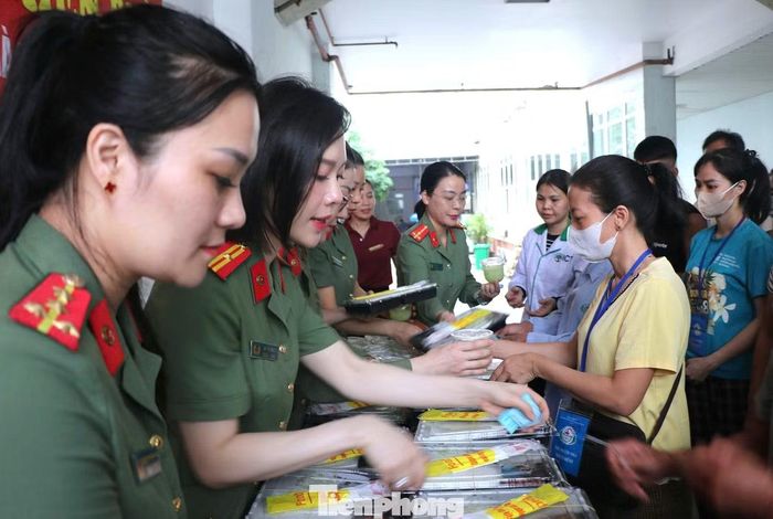Những suất cơm được đóng gói cẩn thận, đầy đủ món ăn trước khi chuyển đến tay người bệnh.