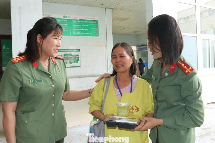 Chị Oanh xúc động bật khóc khi nhận được "suất cơm công an".