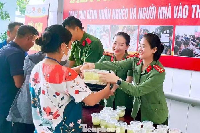 Cán bộ Hội Phụ nữ Công an tỉnh Nghệ An trao cơm tận tay bệnh nhân, người nhà bệnh nhân.
