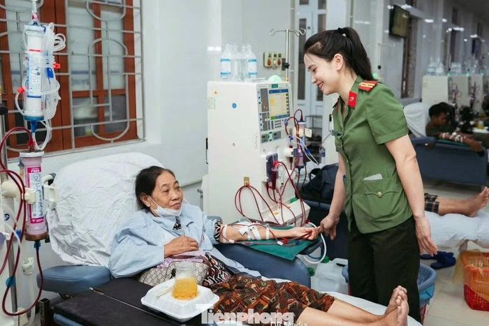 Chi hội Phụ nữ Công an xã Lam Thành trao gần 100 suất cơm đến các bệnh nhân và người nhà.