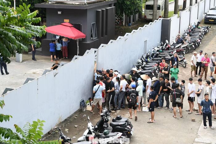 Không khí tại điểm bán vé khá nhộn nhịp. Người hâm mộ vừa xếp hàng vừa trao đổi về trận đấu, cơ hội của đội tuyển Việt Nam và những vị trí đẹp trên khán đài.