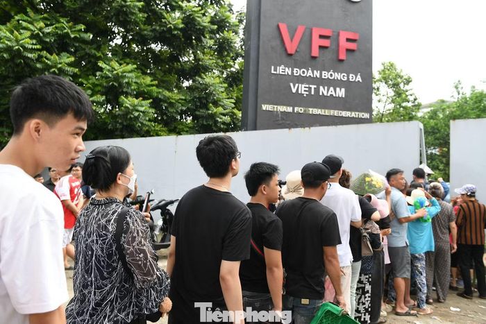 Từ sáng sớm 19/8, đông đảo người hâm mộ đã có mặt tại điểm bán vé trực tiếp của Liên đoàn Bóng đá Việt Nam (VFF), xếp hàng chờ mua vé trận bán kết lượt về Việt Nam - Malaysia trong khuôn khổ giải ASEAN Cup 2026.