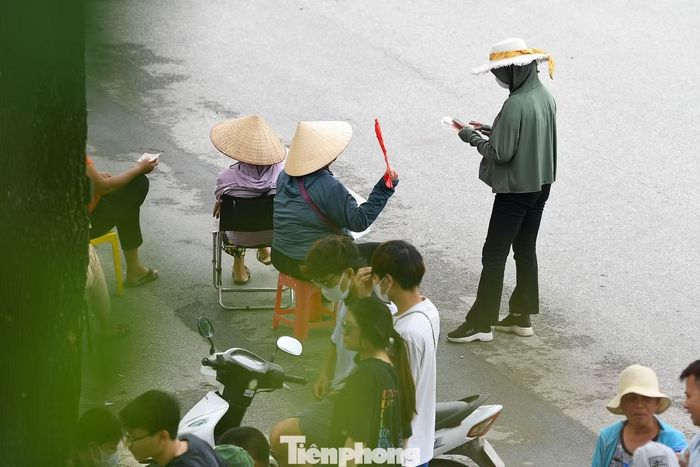 Trái ngược cảnh xếp hàng tại quầy vé chính thức, thị trường vé chợ đen bên ngoài khá trầm lắng. Một số vé được rao với giá thấp nhất khoảng 1,2 triệu đồng/cặp; các vị trí được giới thiệu có tầm nhìn đẹp được hét giá khoảng 3–5 triệu đồng/cặp.