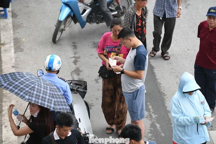 Dù liên tục chào mời người qua đường, một số người bán vé chợ đen vẫn không tìm được khách hỏi mua.
