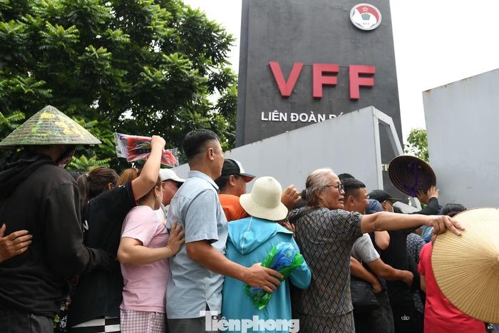 Nhiều người sau khi mua được vé nhanh chóng rời điểm bán, trong khi những hàng người khác tiếp tục nối dài.