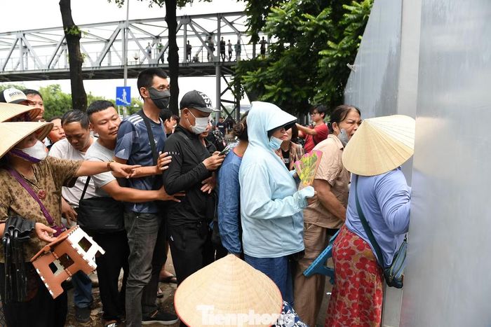 Việc người hâm mộ đến điểm bán từ sớm cho thấy sức hút của cuộc đối đầu Việt Nam - Malaysia. Đây là trận đấu được chờ đợi khi đội tuyển Việt Nam đứng trước cơ hội giành quyền vào chung kết ASEAN Cup 2026.