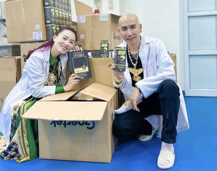 Vợ chồng Phú Lê - Thuý Kiều liên tục quảng bá sản phẩm qua trang cá nhân. Ảnh: FBNV.